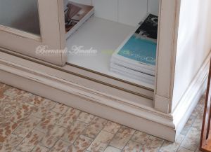 Credenza in legno finitura colore tortora parti interne bianco con 3 ante scorrevoli
